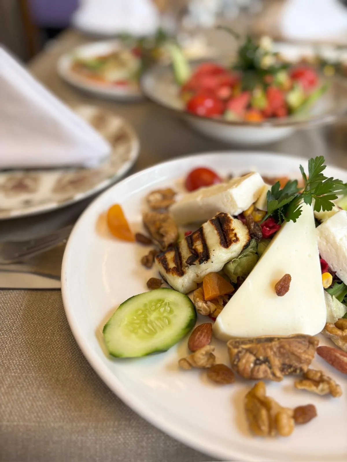 Peynir tabağı: hellim, beyaz peynir, ceviz ve kuru meyve