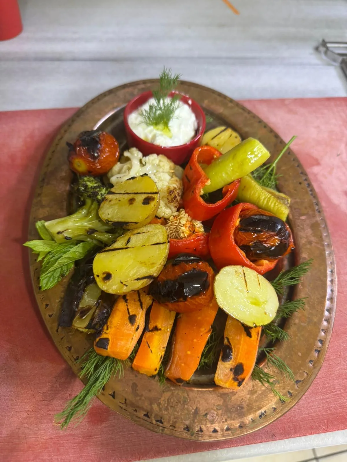 Bakır tabakta ızgara sebzeler ve haydari – vegan seçenek